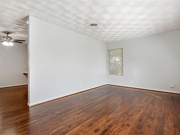3rd image of 10817 Lake Gardens Dr