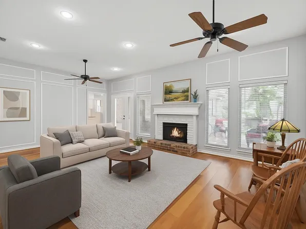 818 Red Oak Dr, Mansfield, TX 76063