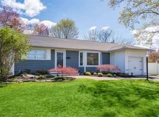 3 Sycamore Ln, Commack, NY 11725