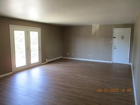2nd image of 904 Nursery Rd APT 6