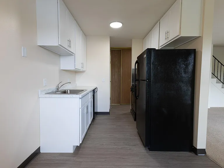 Robin Court — Photo 1