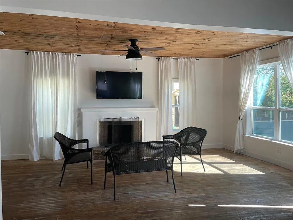 3 bed, 2.0 bath, 1736 sqft, $2,400 — Photo 2