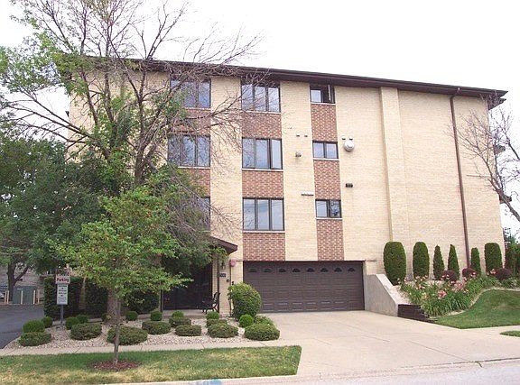 2nd image of 4500 W 93rd St APT 1C