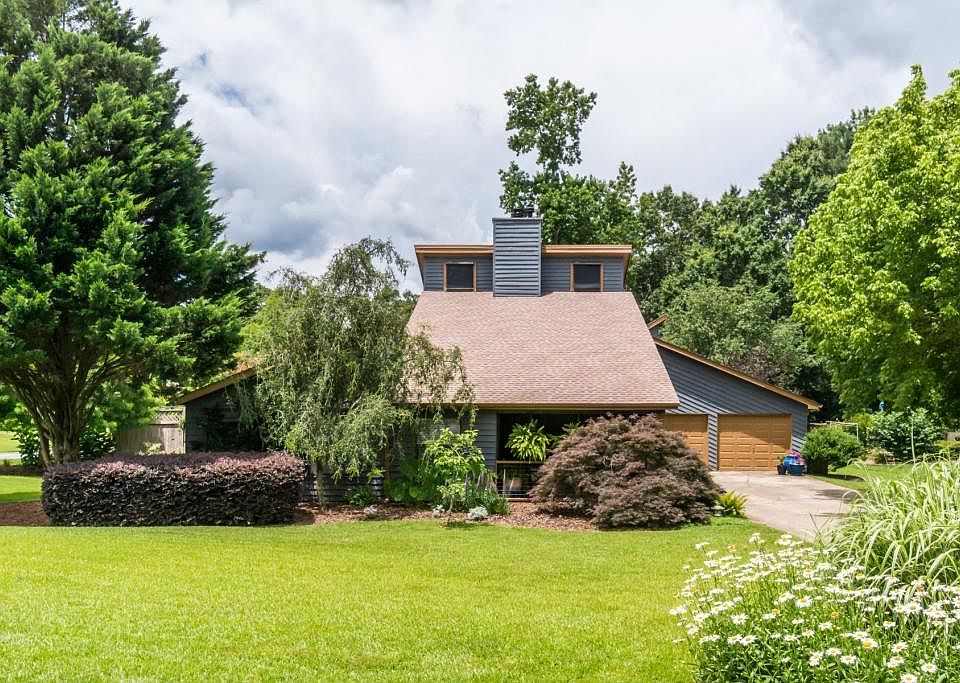 1st image of 2863 Hartstone Dr NE