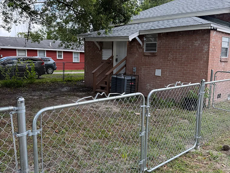 252 Claude St — Photo 16