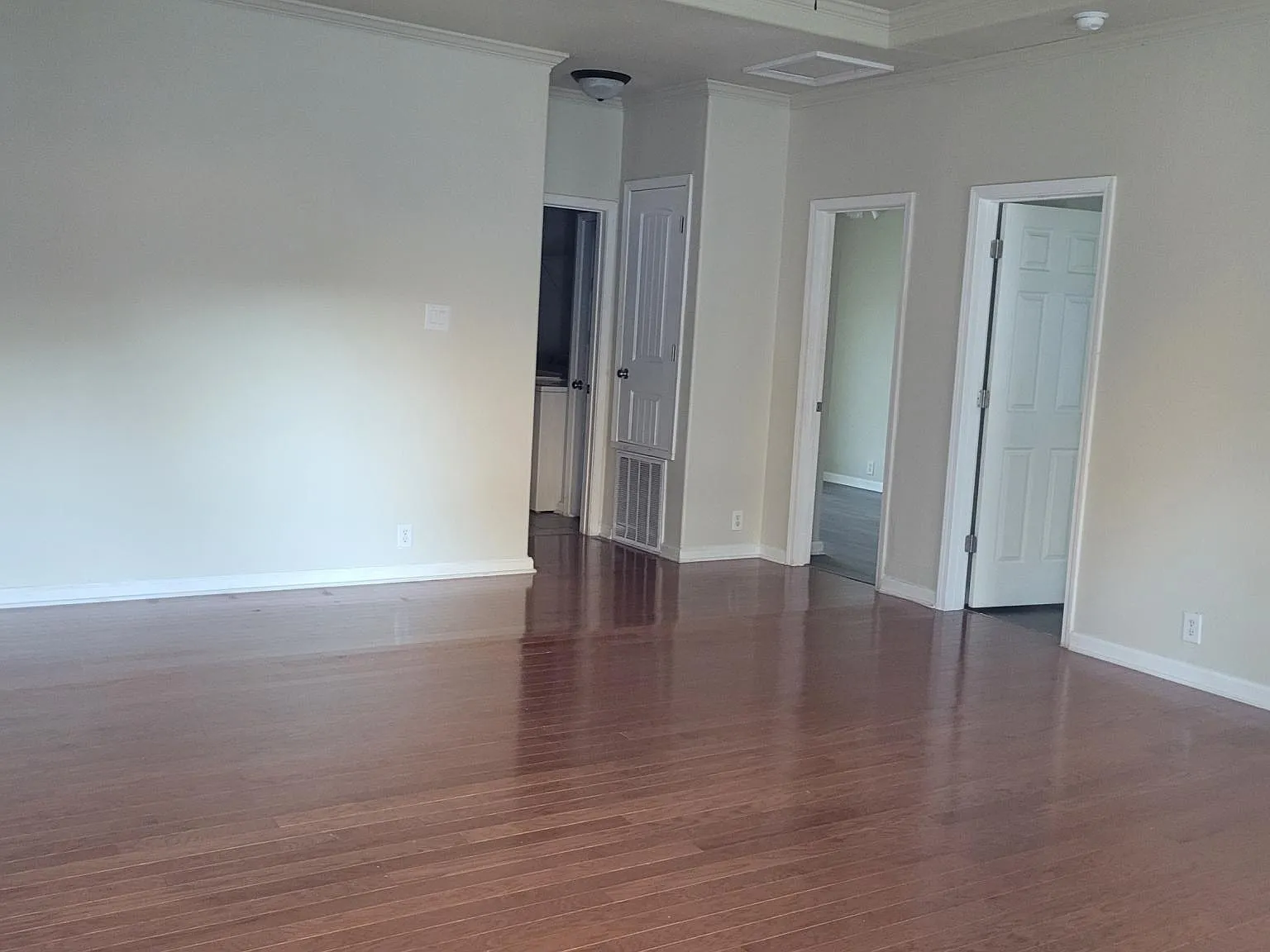 3 bed, 1100 sqft, $1,300 — Photo 3