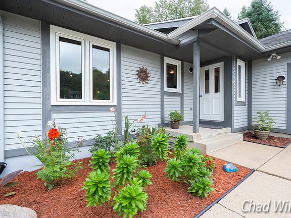 3rd image of 5596 Riverlook Dr NE