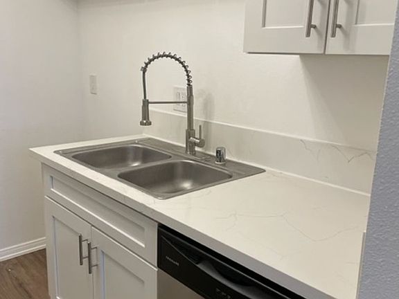 4th image of 1020 Roswell Ave APT B