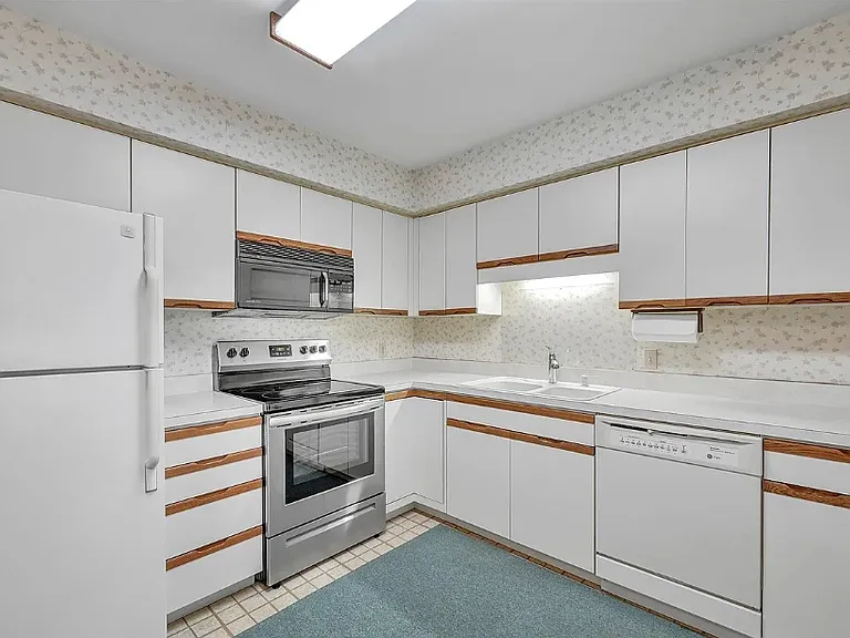 105 Valley Greene Cir #105 — Photo 3