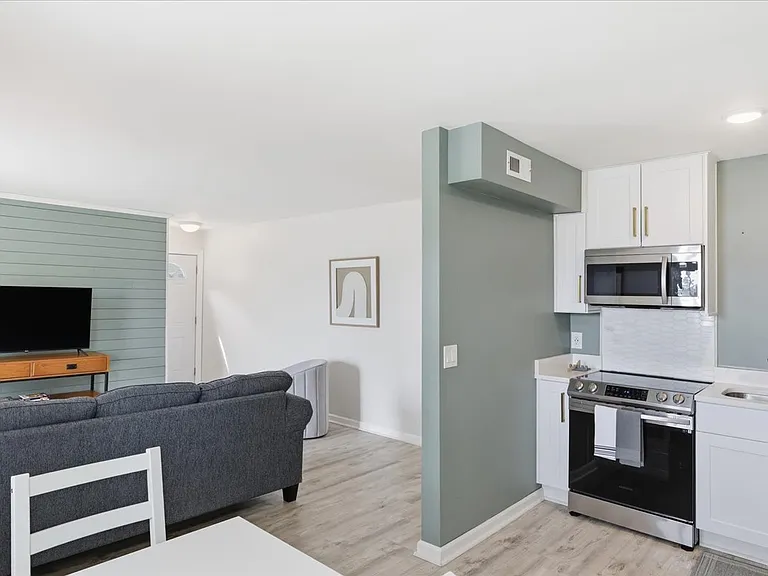 3811 Pretty Lake Ave #B — Photo 9