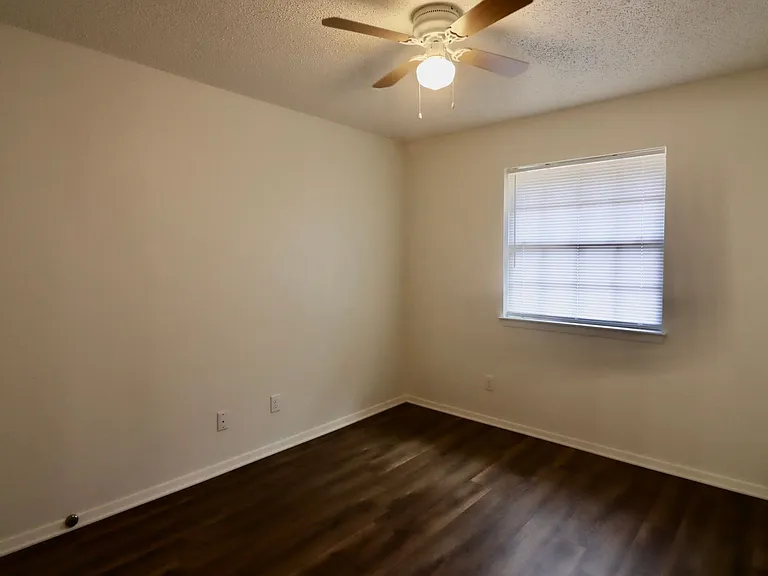 511 W Oak St #12 — Photo 11