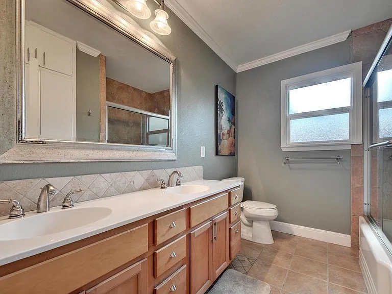 610 W North Loop Blvd — Photo 18