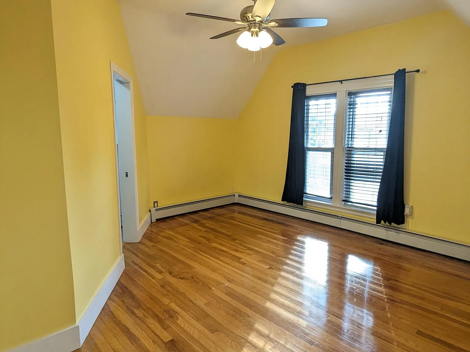 3 bed, 900 sqft, $3,000 — Photo 2