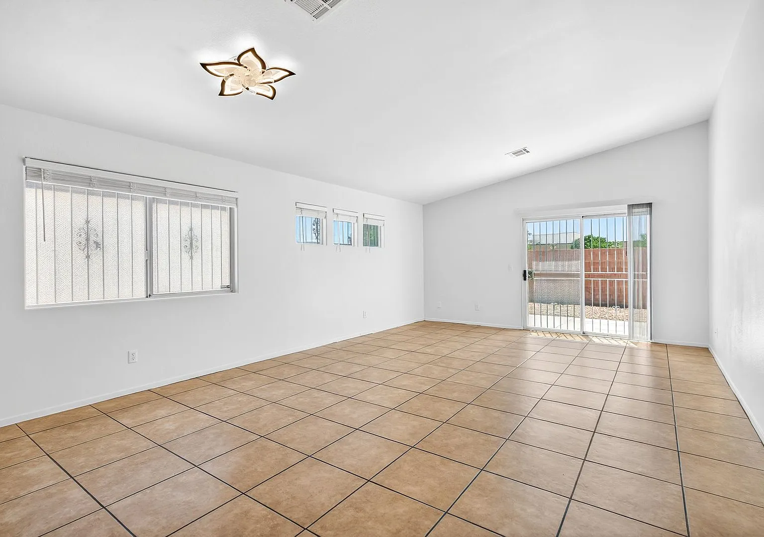 Beautiful Single-Story Home Located In Las Vegas — Photo 3