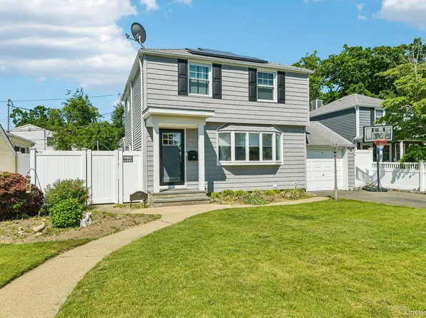 93 Crest Road W, Merrick, NY 11566