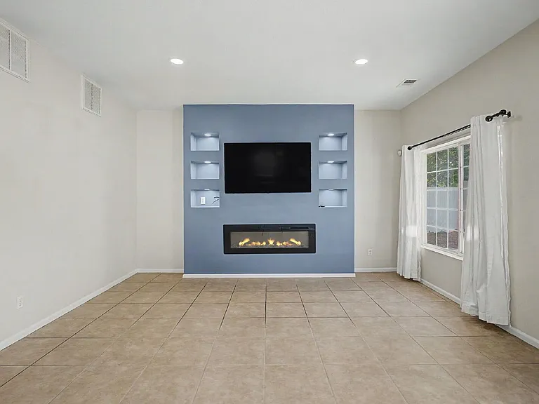 21390 E 48th Pl — Photo 10