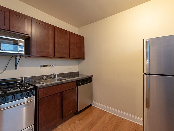 3rd image of 1347 N Dearborn St APT 305