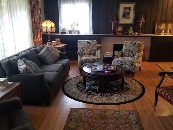 2nd image of 2847 Valley Dr