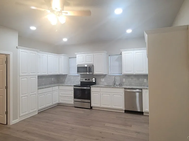 900 N Garfield Ave #1/2 — Photo 2