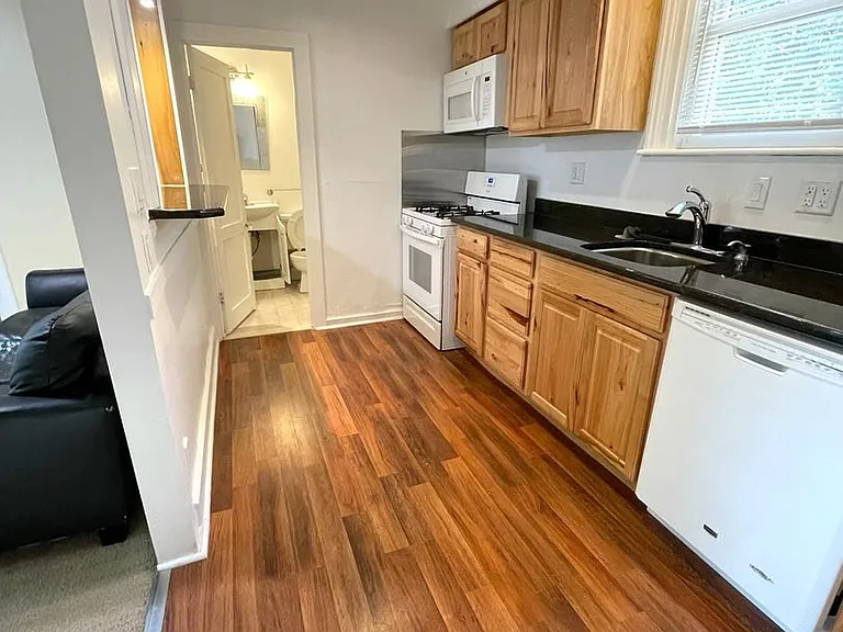 413 W Liberty St — Photo 14