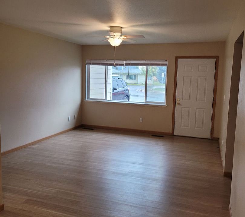 1st image of 1062 W Oak St #29