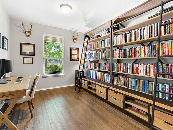 4th image of 1133 Yellow Iris Rd