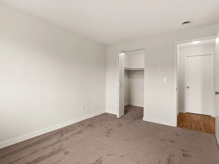 Explore this cozy and spacious bedroom, ideal for personal relaxation. Explore this cozy and spacious bedroom, ideal for personal relaxation.