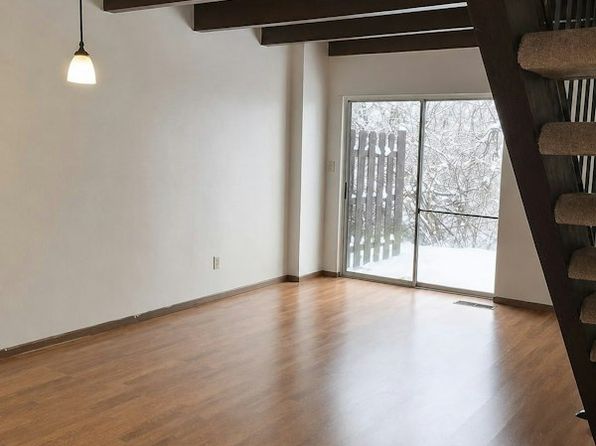 1136 E John St APT 16