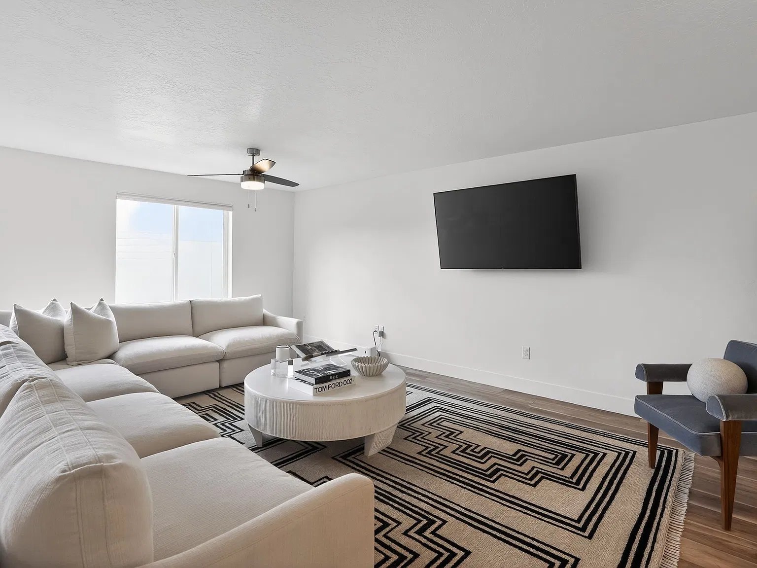 3 bed, 2.5 bath, 2250 sqft, $2,400 — Photo 4