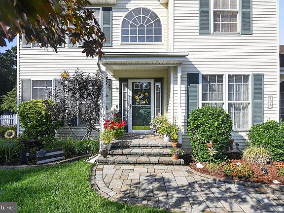 2nd image of 105 Hollow Oak Ln