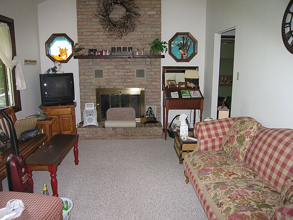 Living rm, valuted ceiling, view to front, bay window 