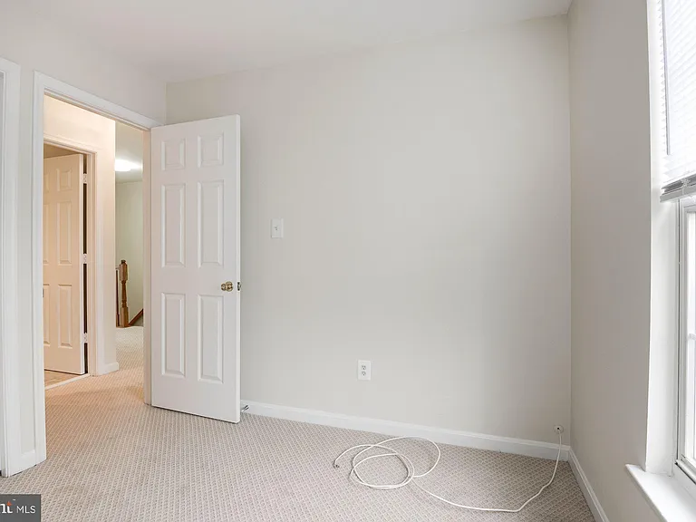 22037 Manning Sq — Photo 34