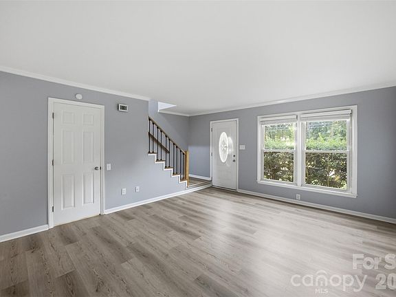 5th image of 1228-B Oakwood Ave