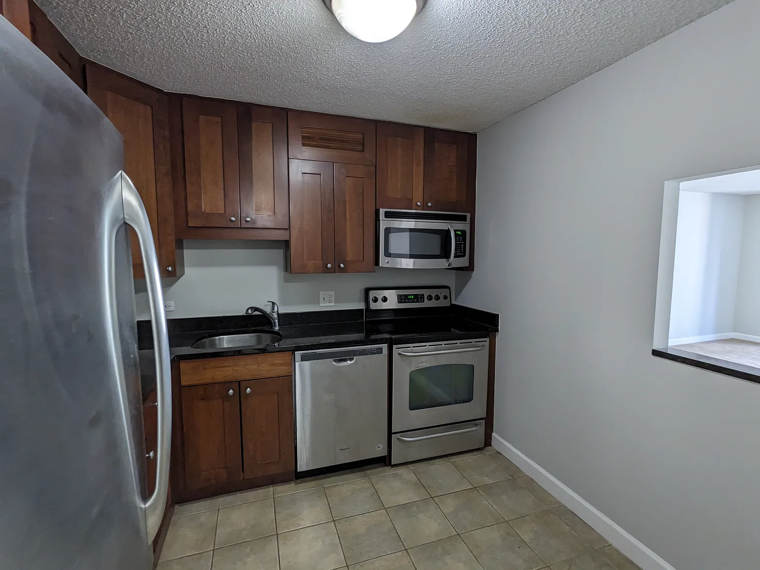 Large 1 Bd/1ba South Facing Unit In River North! — Photo 2