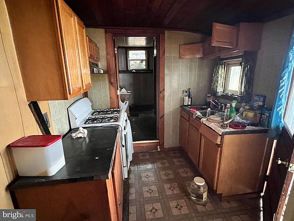 5th image of 231 Lawrence St
