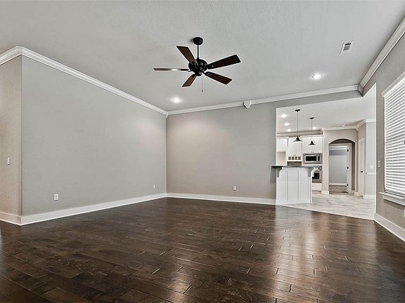 5th image of 1221 Stoneybrook Ln