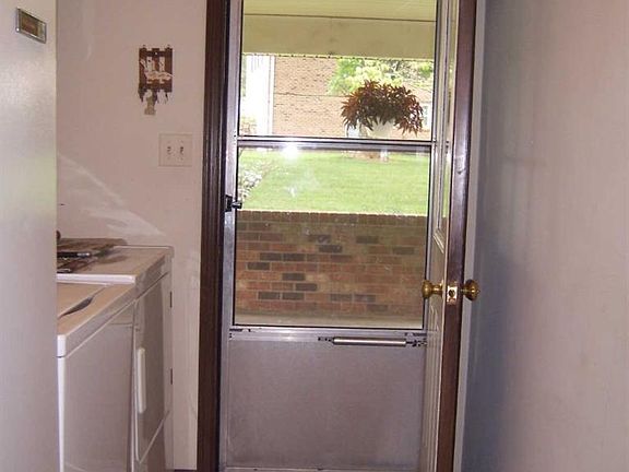 5th image of 104 Stonehouse Dr