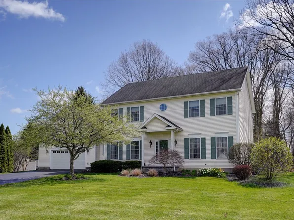 15 Cadence Ct, Penfield, NY 14526