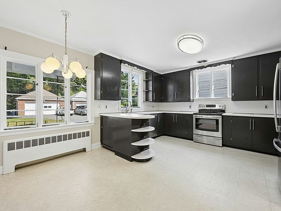 4th image of 220 Mountain Ave