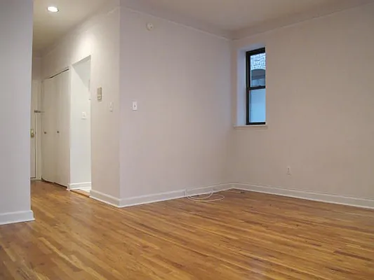 Rented by Metropolis Real Estate of Manhattan | media 36
