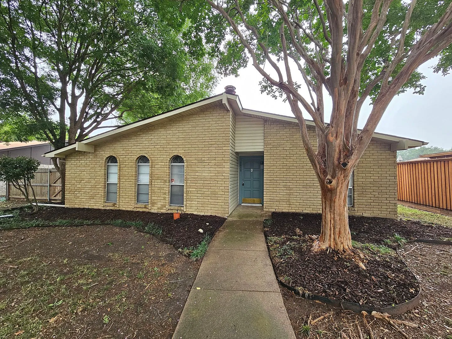 Home located on nice size lot with mature trees. — Photo 2