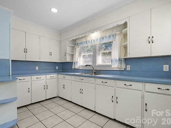 5th image of 102 Lake Dr