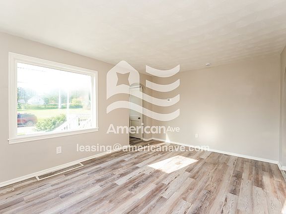 919438_003_living_room_4.jpg