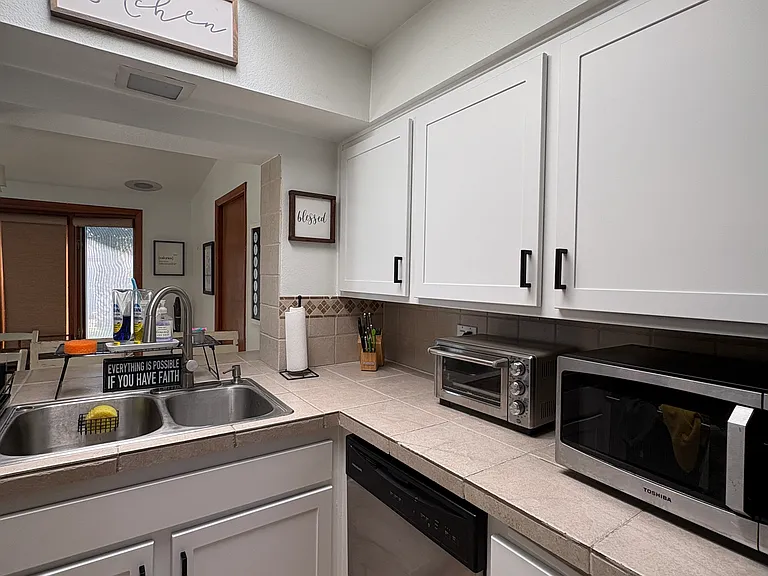 1019 E Manhatton Dr — Photo 12