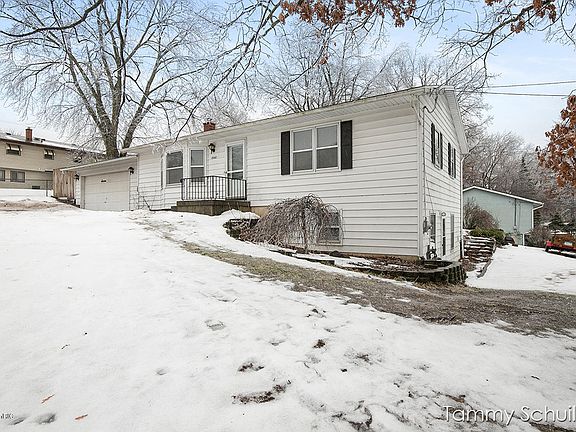 3rd image of 1660 Eldon St NE
