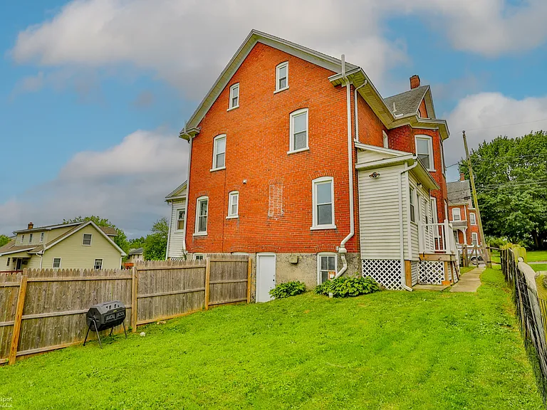 421 Union St — Photo 41