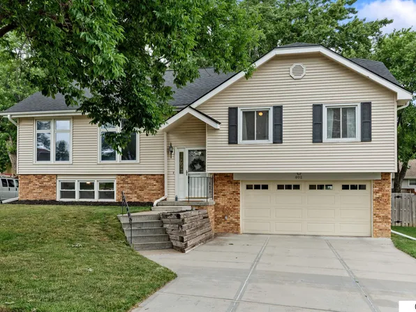802 Pineview Dr, Papillion, NE 68046