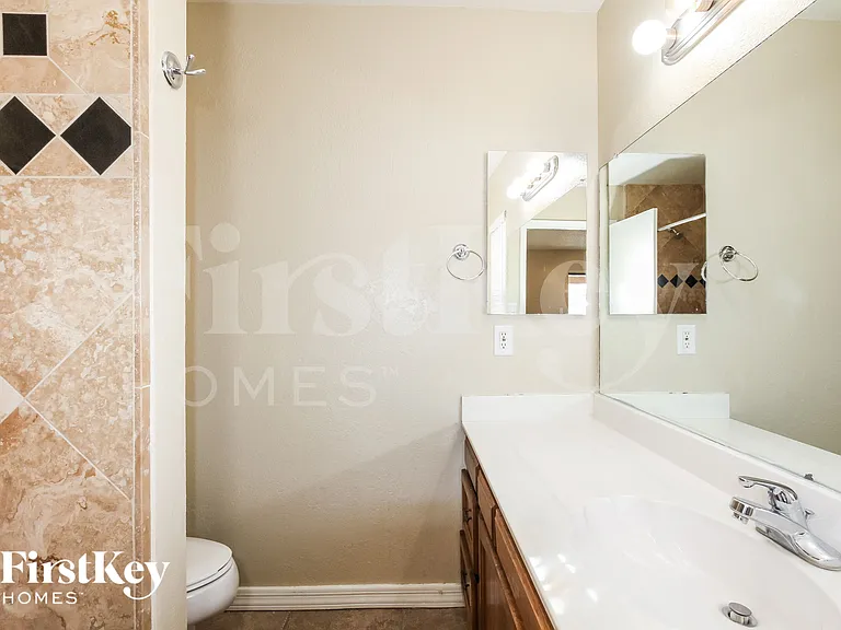 5203 W Sandra Ter — Photo 12