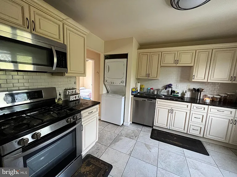890 Belfry Dr — Photo 9