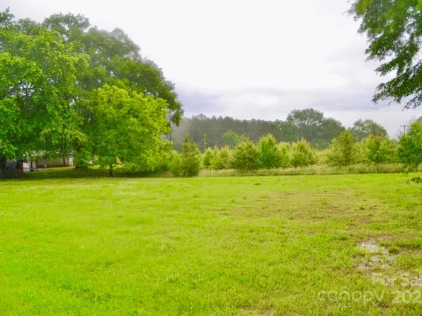 1789 Chase High Rd, Forest City, NC 28043